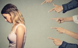 Η Ενοχή είναι γένους θηλυκού, Μην απολογείσαι: Σταμάτα να λες συνέχεια «συγγνώμη»
