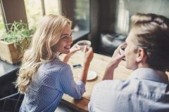 Γιατί δεν κάνουν την πρώτη κίνηση οι γυναίκες στο φλερτ;