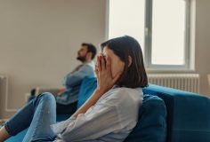 Τι να κάνεις όταν ο σύντροφός σου δε σε εμπιστεύεται