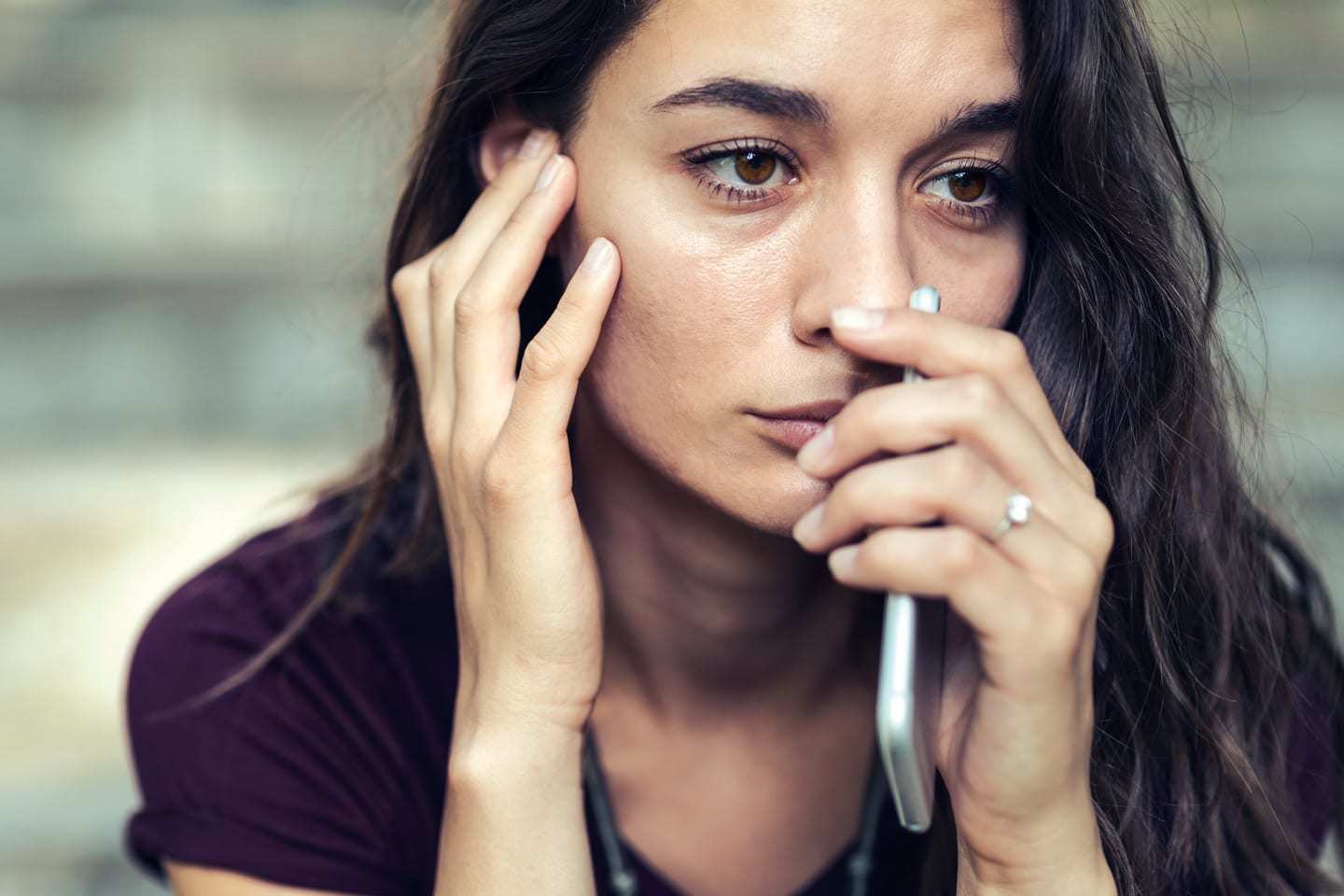 Τα 5 συναισθηματικά στάδια που περνάς μετά από ένα χωρισμό, Ενδοοικογενειακή βία: γιατί οι γυναίκες απλώς δε φεύγουμε;