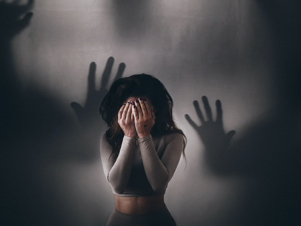 Ενδοοικογενειακή βία: γιατί οι γυναίκες απλώς δε φεύγουμε;