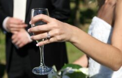 Πρέπει να παντρευτείς για να ζήσεις το «Happily Ever After»;