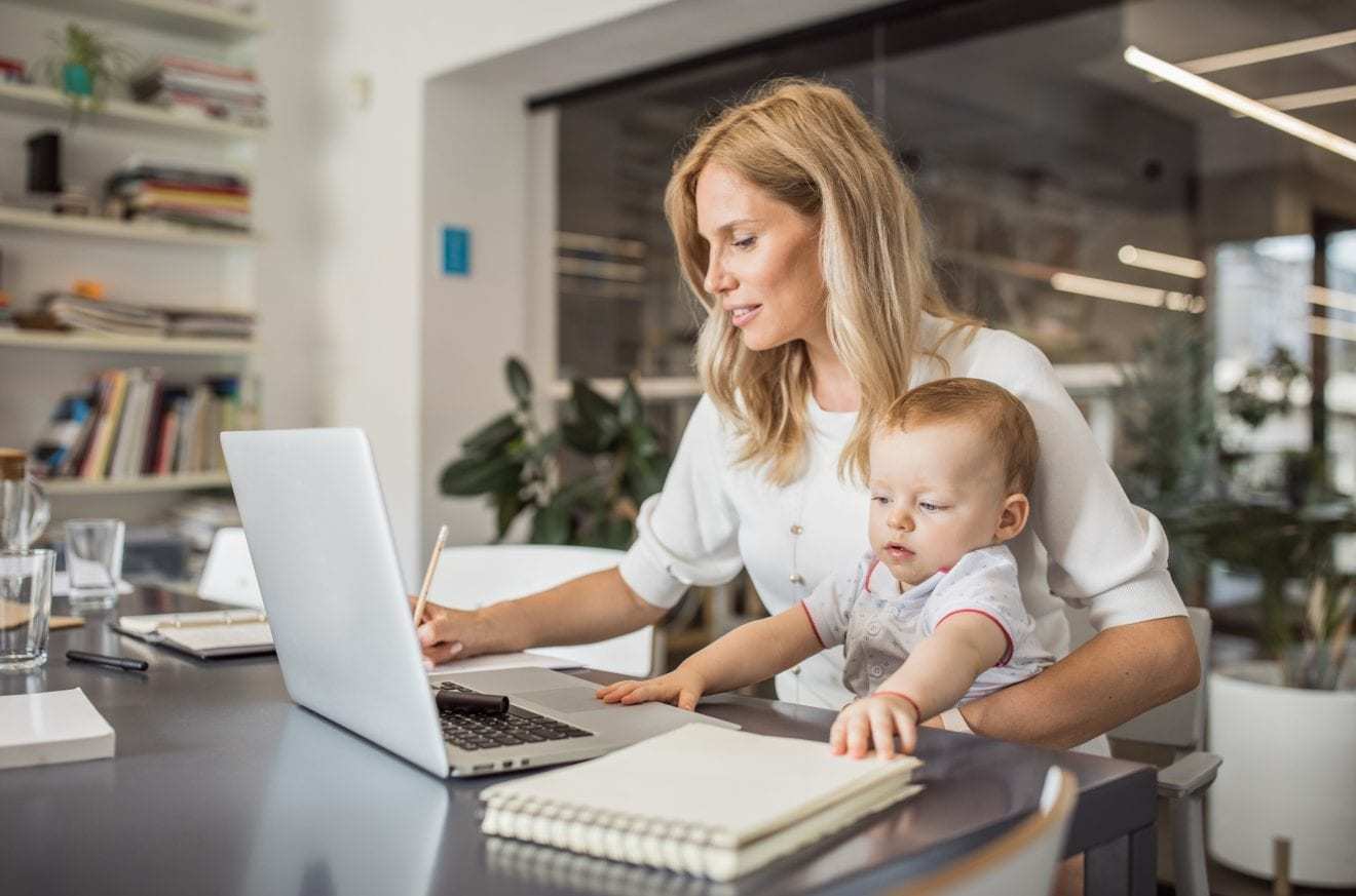 Εργαζόμενη Μητέρα: Πώς να ισορροπήσεις τη δουλειά και το παιδί