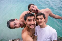 Δεν συμπαθείς τους φίλους του; Τι να κάνεις